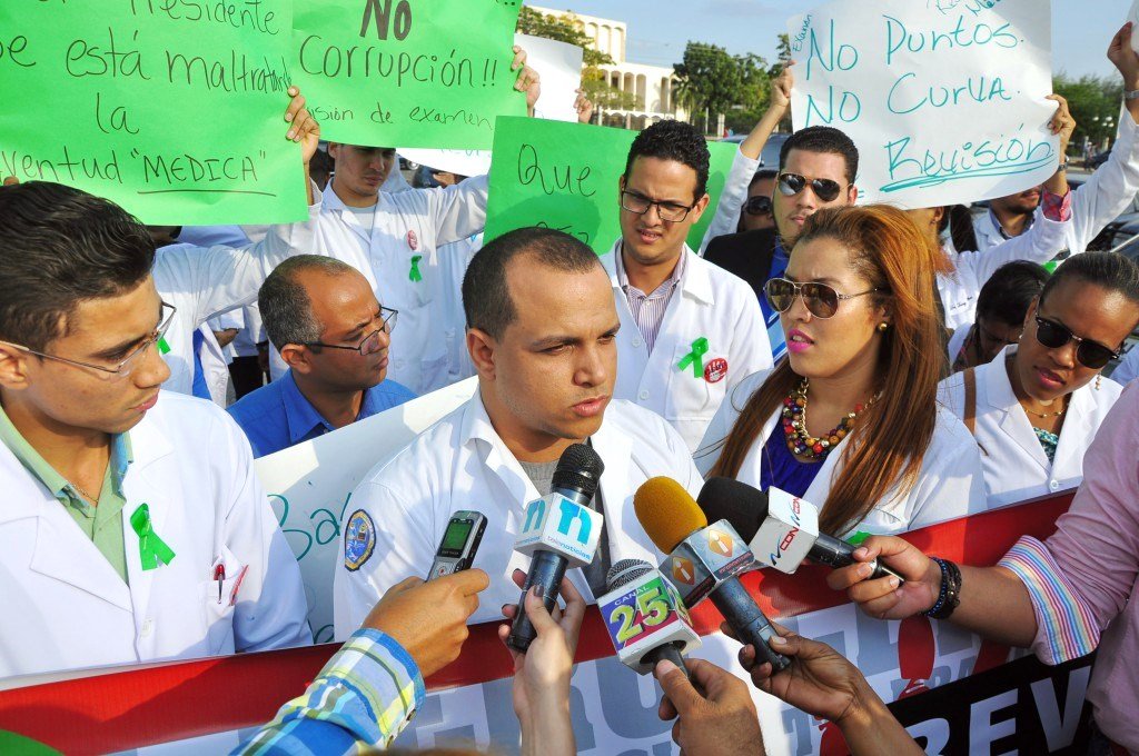 Argelis Jérez. habla a la prensa a nombre de los médicos recien graduados de Santiago